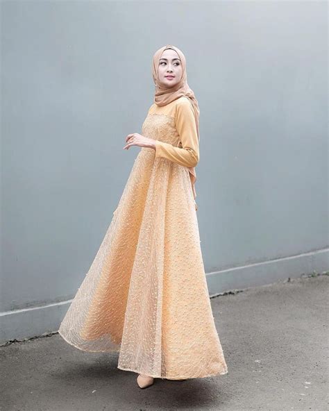 4 Gaun Kebaya Hijab Mewah Warna Gold Buat Kondangan Biar Jadi Pusat