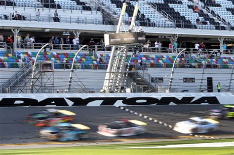 daytona 500 start time what time does nascar race start how long will it last draftkings network