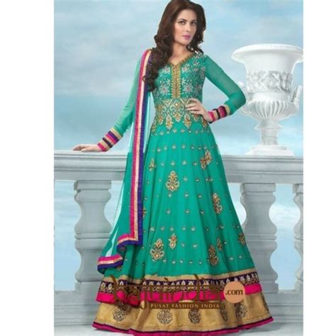 Pilihan warna putihnya yang sangat dominan menambah kesan menarik pada outfit yang satu ini. 30+ Model Baju Muslim Dari Kain Sari India - Fashion Modern dan Terbaru 2021 | PUSAT-MUKENA.COM ...