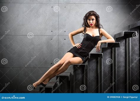 Mulher Moreno Sexy Que Senta Se Em Escadas Foto De Stock Imagem De Elegante Menina 39082958