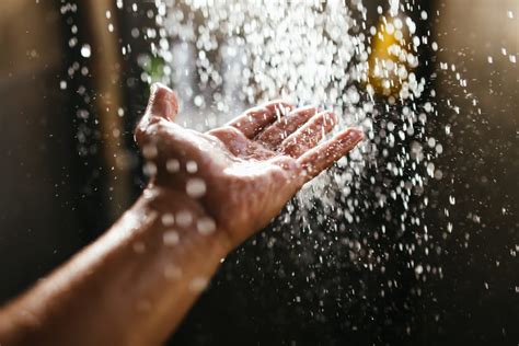 The Pros And Cons Of Rain Showerheads