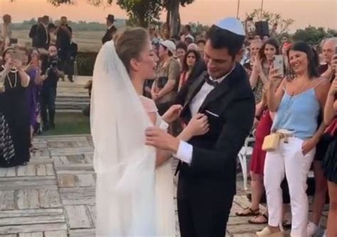 ״יש לנו שלושה ילדים אז צריך מקלחות, עניינים ובאנו הכי מהר שיכולנו. עופר חיון שבר את הכוס! הוא גבר נשוי | TMI