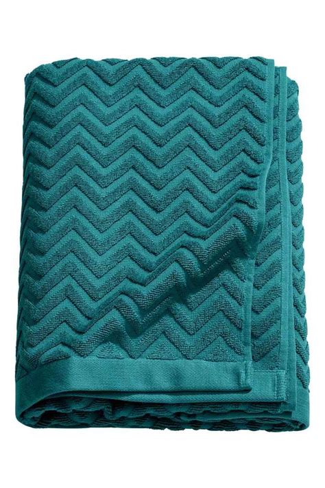 This jacquard beach towel is the perfect choice when you want to wrap up in a comfort after a jump in the pool or a dip in the surf. Jacquard-patterned bath towel in 2020 | Art deco bathroom ...