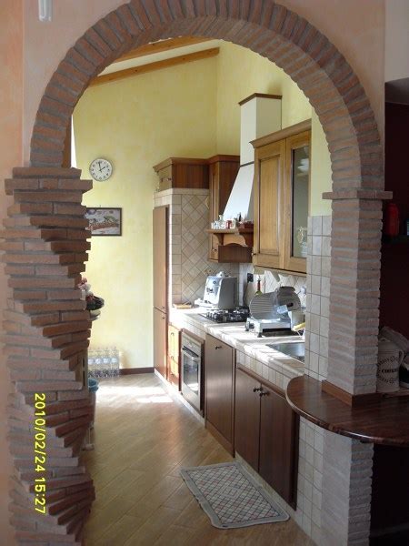 Idee fai da te, foto tipologie di modelli e stili dal moderno, al rustico, al country, allo shabby chic. Foto: Cucina In Muratura con Arco Tutto Sesto di ...