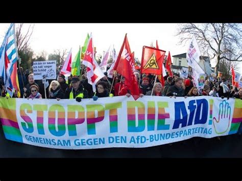 Kritiker warfen ihm vor, der partei schaden zugefügt zu haben. Massive Proteste gegen AfD-Parteitag - YouTube