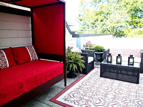 Here is an outdoor daybed that comes with a retractable canopy that lets you use it as a sunshade. Outdoor Daybed | Daybed canopy, Outdoor daybed, Daybed design