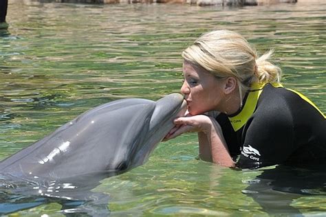 Lauren Alaina Kisses A Dolphin At Seaworld