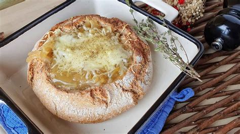 Sopa de cebolla en pan receta fácil con una presentación sorprendente