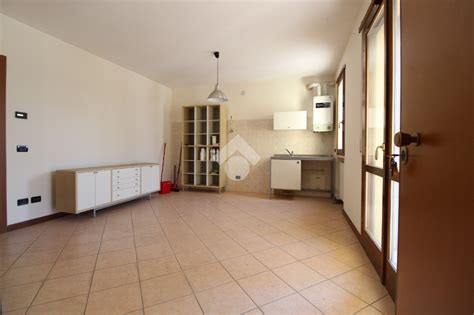 Disponiamo di appartamento arredato, posto al primo piano senza ascensore, e composto da angolo cottura e soggiorno, 2 camere da letto e bagno. 3 locali, Porto mantovano - Appartamenti in vendita rif ...