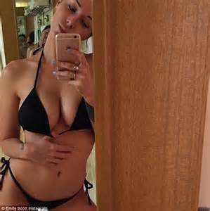 Shane Warne S Ex Emily Scott Flashes Her Ample Chest In Racy Bikini Selfie Daily Mail Online