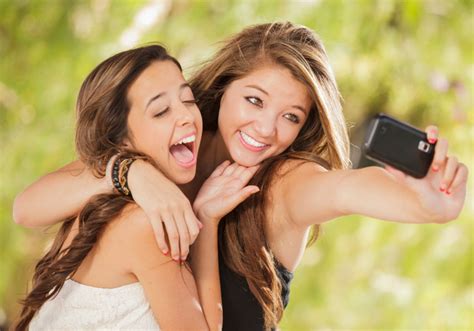 Easy Tips To Look Good In Selfies