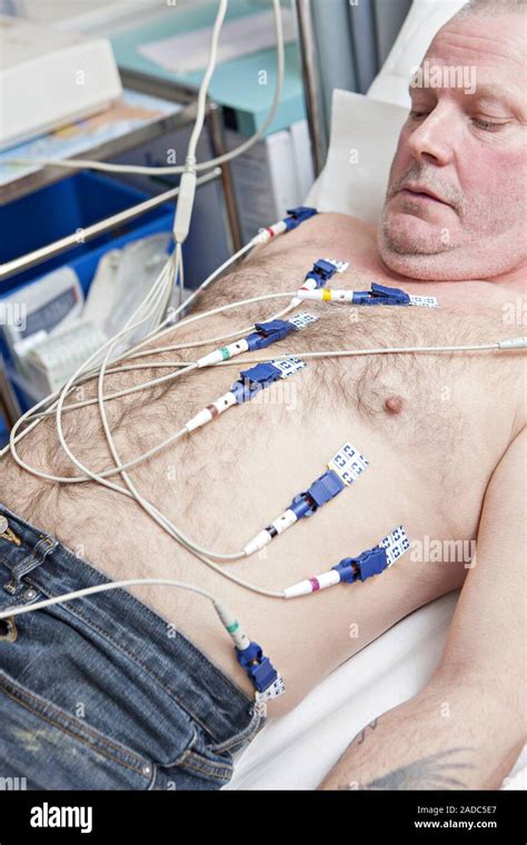 Prueba de electrocardiografía Paciente en una práctica general GP