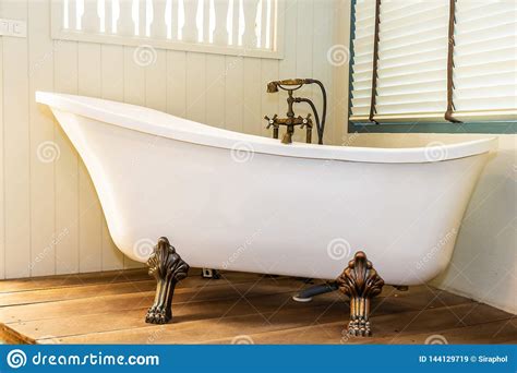 .luxury spa bathtub, outdoor spa tub offered by ace bath solutions, palghar, maharashtra. Beautiful Luxury Elegance White Bathtub Decoration ...