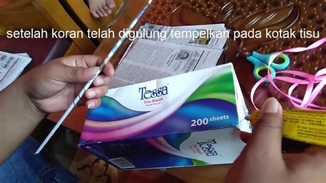 Gulung atau linting kertas seperti batang rokok sambil ditekan agar lipatan padat dan sama besar Cara Buat Tempat Tisu Dari Koran - Sederet Tempat