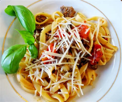 Foodie And Fabulous One Pot Wonder Tomato Basil Pasta With Sausage