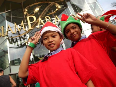 Thai Children Break World Record For Largest Elf Gathering Abc News