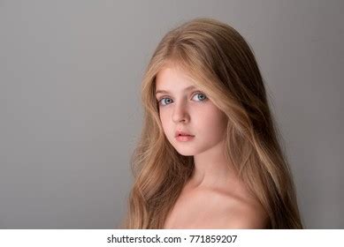 Interested Cute Pretty Girl Naked Shoulders Stockfoto