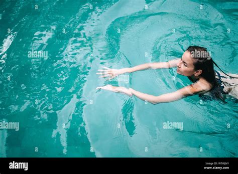 Hotel Woman Underwater In Pool Fotos Und Bildmaterial In Hoher Auflösung Alamy
