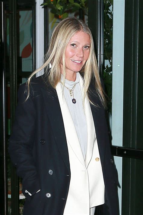 She garnered worldwide recognition through her performance in shakespeare in love (1998). GWYNETH PALTROW Hading to Tonight Show Starring Jimmy ...