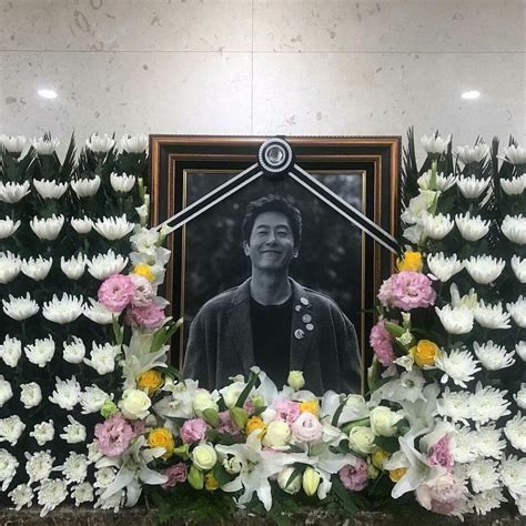 Song ji hyo and cha tae hyun despressed, defconn burst into tears at kim joo hyuk's funeral :(( they can't keep their tears. These Are The Celebrities Who Attended Kim Joo Hyuk's ...