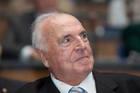 In seiner regierungszeit als bundeskanzler zwischen 1982 und 1998 fielen der mauerfall, die. Helmut Kohl, father of German reunification, dies ...