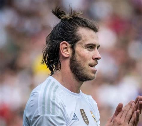 Bale играет с 2020 в тоттенхэм хотспур (тот). Man-Bun-Hairstyle-of-Gareth-Bale.jpg (600×530) | Gareth bale hairstyle, Man bun hairstyles ...