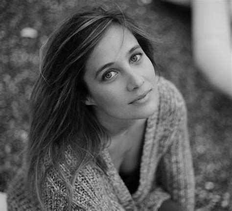 The first episode of the bonfire of destiny held our attention via its spectacular depiction of the charity bazaar fire; Julie De Bona | Belle photo, Actrice, Cinéma