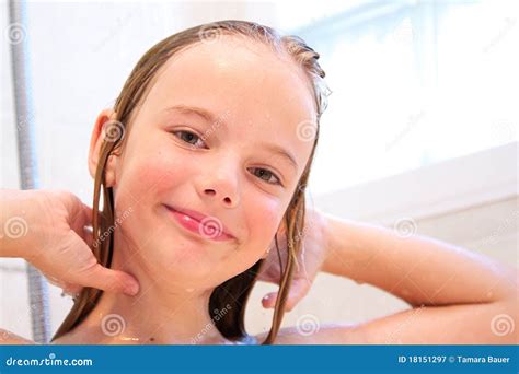 Fille Dans La Douche Image Stock Image Du Sourire Propre