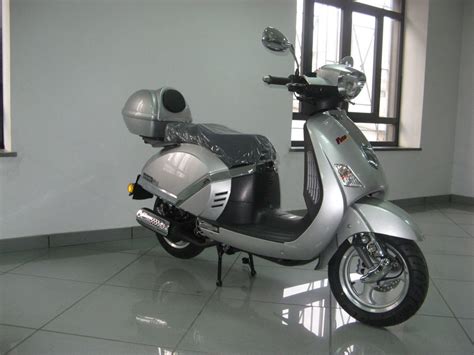 Lambretta 50cc Scooter Motorbike Moped Boxed Unregistered With Back Box New