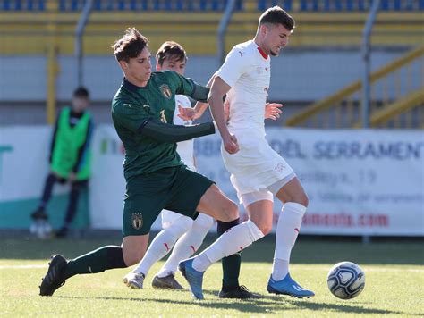 Darian males plays the position midfield, is years old and cm tall, weights kg. UFFICIALE - Inter, Darian Males in prestito al Genoa: i ...