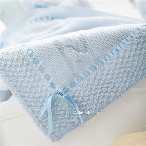 Creare delle copertina uncinetto, lavori a maglia per neonati, copertine di lana e più in generale realizzare creazioni all'uncinetto può essere ciò che più amano le donne da realizzare all'uncinetto sono le copertine neonato. copertina culla in lana con mezze treccie | Baby knitting ...