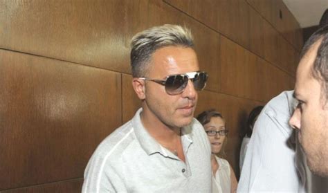 מילים:בלבלי אותו אל תעשי לו חשבון, בלבלי אותו עד שלא יוכל לישון, בלבלי אותו כמו שבילבלת אותי, בלבלי אותו בלבלי. ההצלחה הגדולה, הכסף שסנוור והחיים הטובים: עלייתו והתרסקותו ...