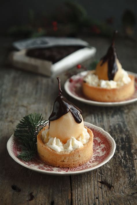 Sablè al cioccolato e cardamomo. Sablè alle mandorle, pere cotte all'arancia e ganache al ...