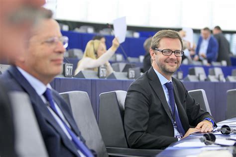Invité par yann barthès à expliciter sa réponse, jérôme lavrilleux a affirmé qu'il n'y avait évidemment pas eu de. Jérôme Lavrilleux sauve sa place au sein du groupe PPE - EURACTIV.fr