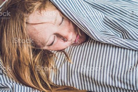 아름 다운 젊은 여자 침대에 누워 자 고 충분 한 수 면 개념에는 영향을 받지 않습니다 꿈꾸기에 대한 스톡 사진 및 기타 이미지