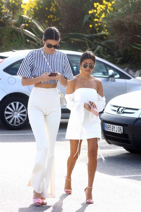 Kendall Jenner And Kourtney Kardashian Out To Enjoy Drinks At Hotel