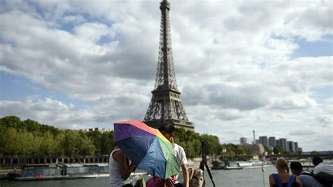 France Set For Record Number Of Tourists In 2015