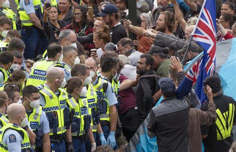 Police Arrest Convoy Protesters At New Zealands Parliament Ap News