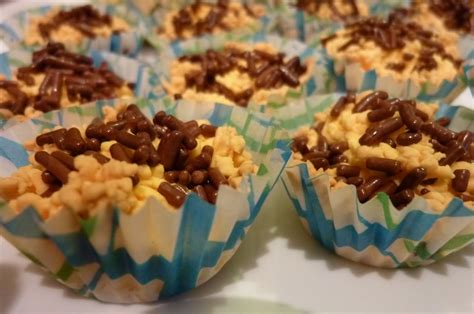 Anda hanya perlu mencairkan coklat dan gaulkan bersama coklat dan kacang badam. INCREDIBLE RECIPES: Biskut Sarang Semut