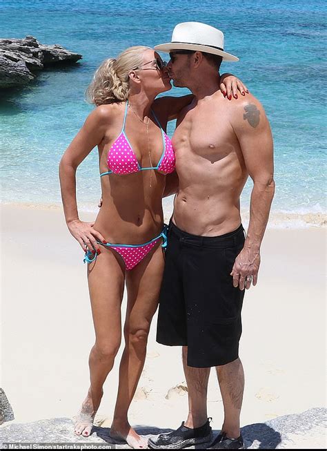 Jenny Mccarthy Flaunts Bikini Body As She And Donnie Wahlberg Celebrate 5th Wedding Anniversary