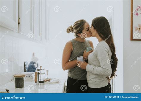 Lesbisch Paar In De Keuken Stock Foto Image Of Meisje