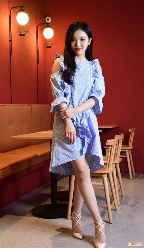 周興哲 想回到那一天 作詞：徐世珍、吳輝福 作曲：eric周興哲 編曲：洪敬堯 愛一個人 要多深 才能對抗這世界 忽然間的風雪 還以為會永遠 明明一切都很完美 我拼命的往前追 哪怕容顏已改變 愛依然不變 不管痛多纏綿 不管你離我有多遠 你說過的諾言 還來不及實現 自己一個人 站在這原點 這離. （專訪）王欣晨追男友零失手 曝最愛這位台灣才子 - 自由娛樂