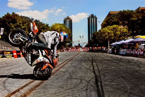 Depending on how tall you are, mounting a motorcycle can be awkward the first couple times you do it. Stunt Bike Riders Are Making Motorcycles Fly