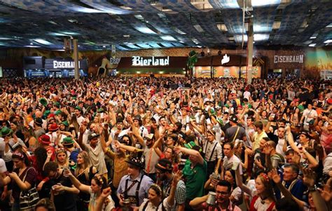 A oktoberfest, cujo significado é festa de outubro, foi criada em 1984 para elevar o ânimo da população que havia acabado de suportar duas das maiores enchentes na história de blumenau (1983—84). All Beers: Vídeo: Oktoberfest 2016 em Blumenau (SC)