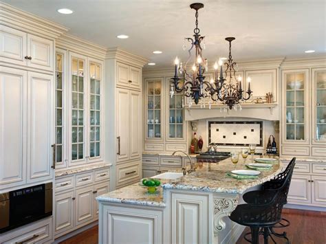 What makes a kitchen cabinet appear 'traditional'? White Traditional Kitchen Cabinets - TheyDesign.net ...