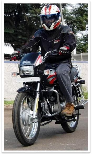 It has an electronic ignition and a tubular double cradle type frame with a 97.2 cc (5.93 cu in) engine. Hero Honda Splendor Pro APDV Review | Bike Chronicles of India