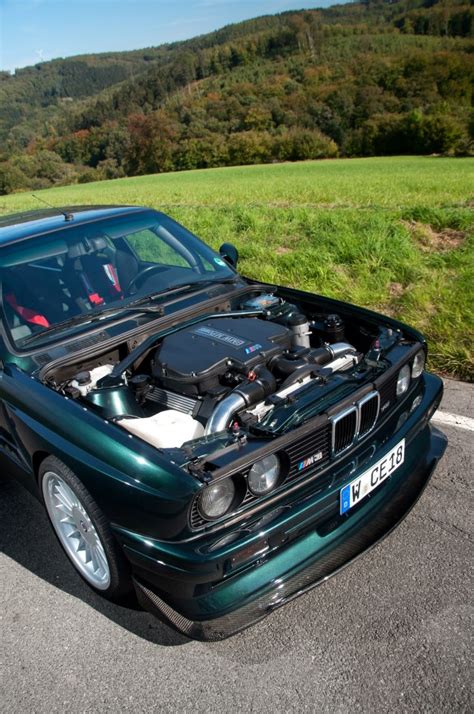 Custom stainless exhaust with straight through centre section and side exit; Manhart Racing colle un V8 sous le capot de la BMW M3 E30