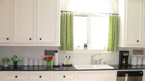 Kitchen window ideas will make your kitchen have natural light and airy. Window Treatments For Kitchen Ideas - HomesFeed