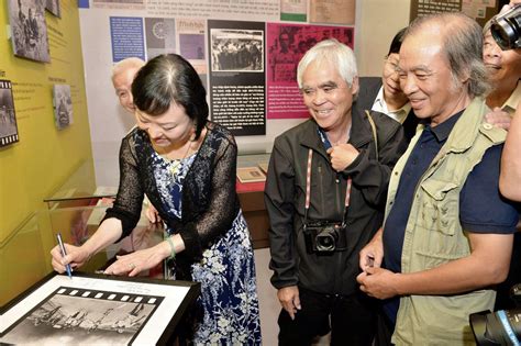 Nick Ut And ‘napalm Girl Revisit American War Site In Vietnam 50 Years