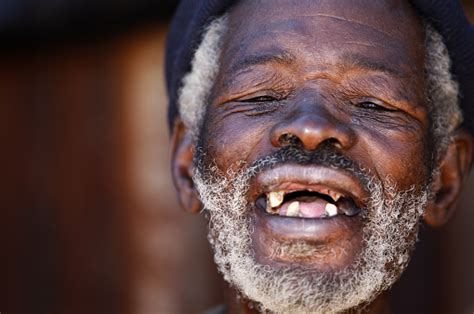 foto de velho africano rindo e mais fotos de stock de vão istock